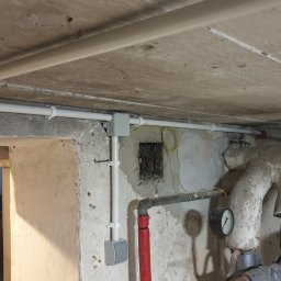 Instalacja natynkowa w piwnicy remontowanego budynku. Rozprowadzenie oświetlenia oraz modernizacja zasilania do pieca CO.
