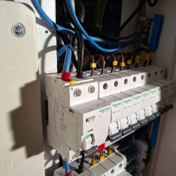 Instalacja nowych zabezpieczeń.