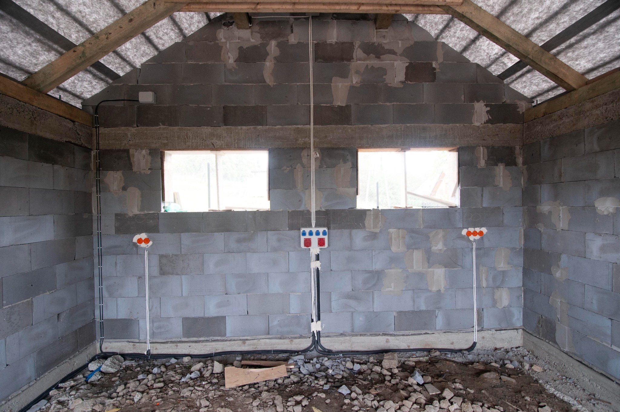 Nowa instalacja wraz z obwodem trójfazowym w budynku technicznym.