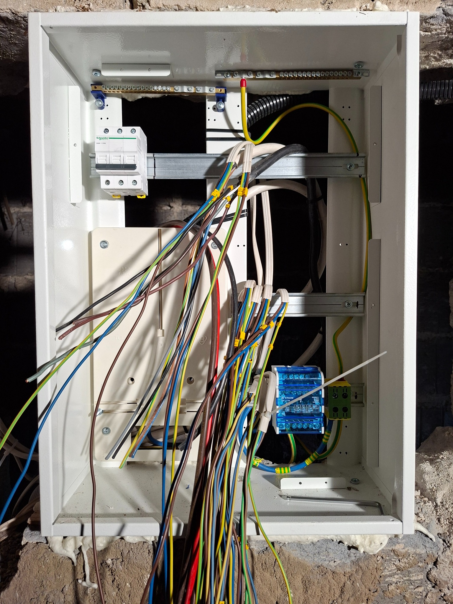 Pełna modernizacja starej rozdzielni wewnętrznej wraz z dołożeniem nowych obwodów.