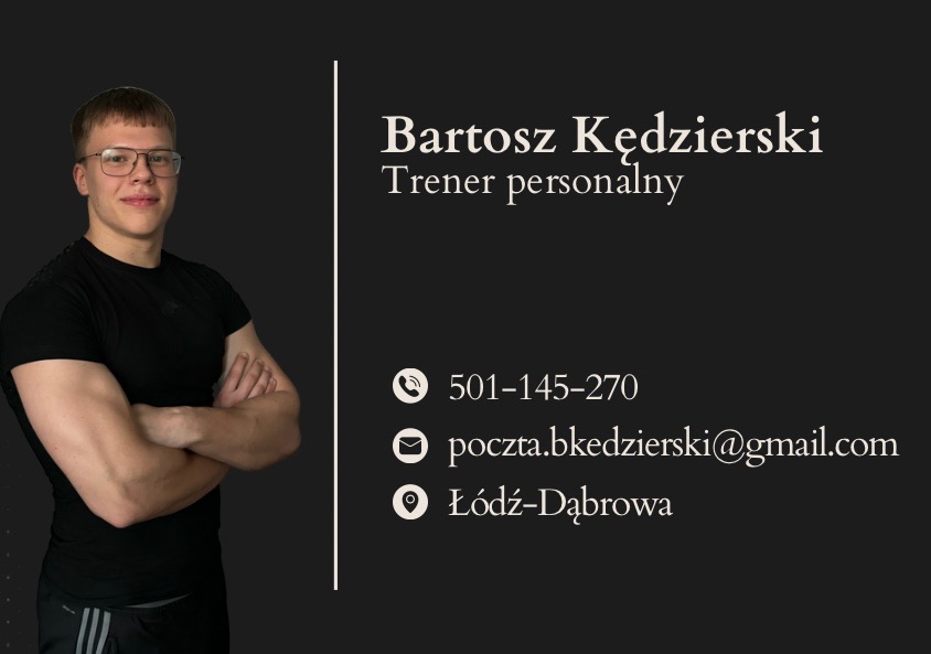 Mężczyzna w okularach i czarnej koszulce z założonymi rękami na tle z danymi kontaktowymi, w tym numer telefonu, adres e-mail i lokalizacja Łódź-Dąbrowa.