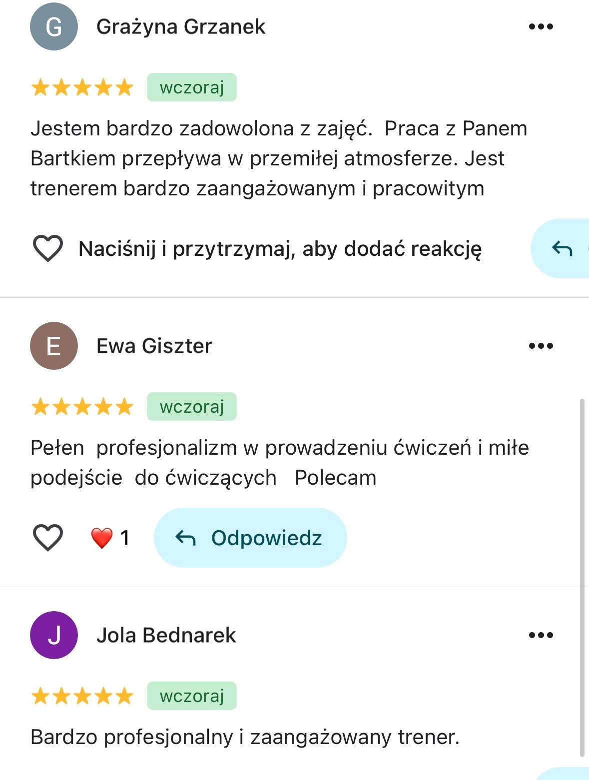 Zrzut ekranu z pozytywnymi opiniami klientów o trenerze personalnym, podkreślającymi profesjonalizm i zaangażowanie. Widoczne imiona i nazwiska autorów.
