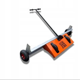 MM GardenTech Mateusz Gałek - Wózek transportowy z czterema czerwonymi kołami i pomarańczową obudową z napisem MKR TECH, uchwyt T z czarnego metalu, na białym tle.