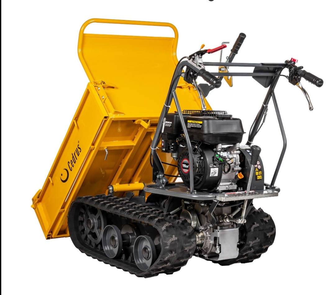 Żółta mini wywrotka gąsienicowa marki Cedrus, widok z boku, na białym tle, z podniesioną skrzynią ładunkową.