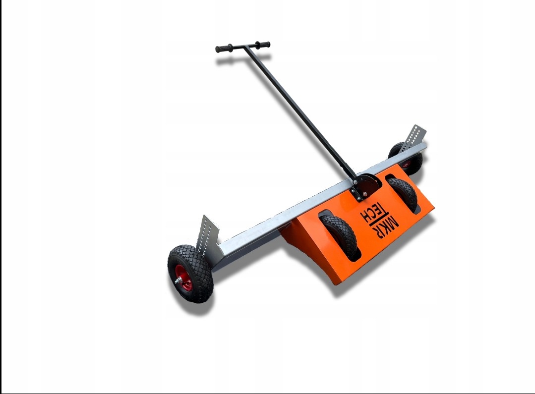 Wózek transportowy z czterema czerwonymi kołami i pomarańczową obudową z napisem MKR TECH, uchwyt T z czarnego metalu, na białym tle.