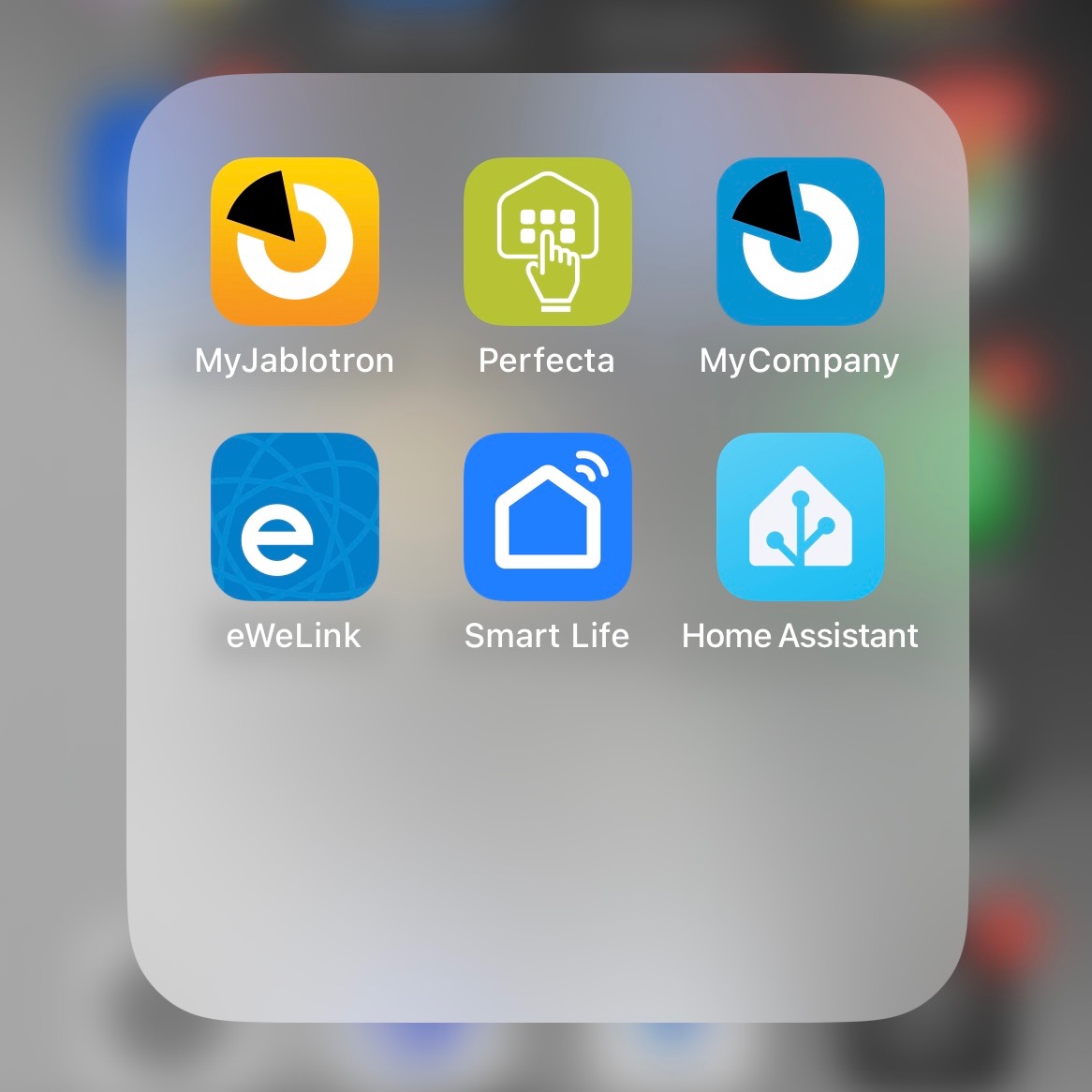 Ekran smartfona prezentujący ikony aplikacji do sterowania inteligentnym domem: MyJablotron, Perfecta, MyCompany, eWeLink, Smart Life, Home Assistant.