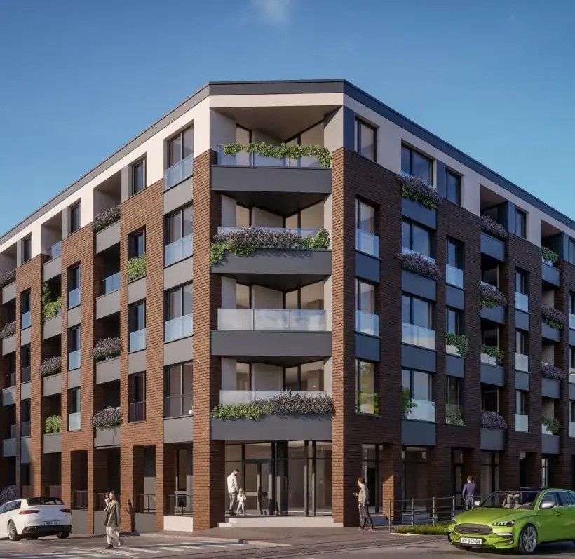 Wizualizacja narożnego budynku wielorodzinnego z ceglaną elewacją, balkonami z roślinami i szklanymi balustradami, widziana z perspektywy przechodnia na ulicy.