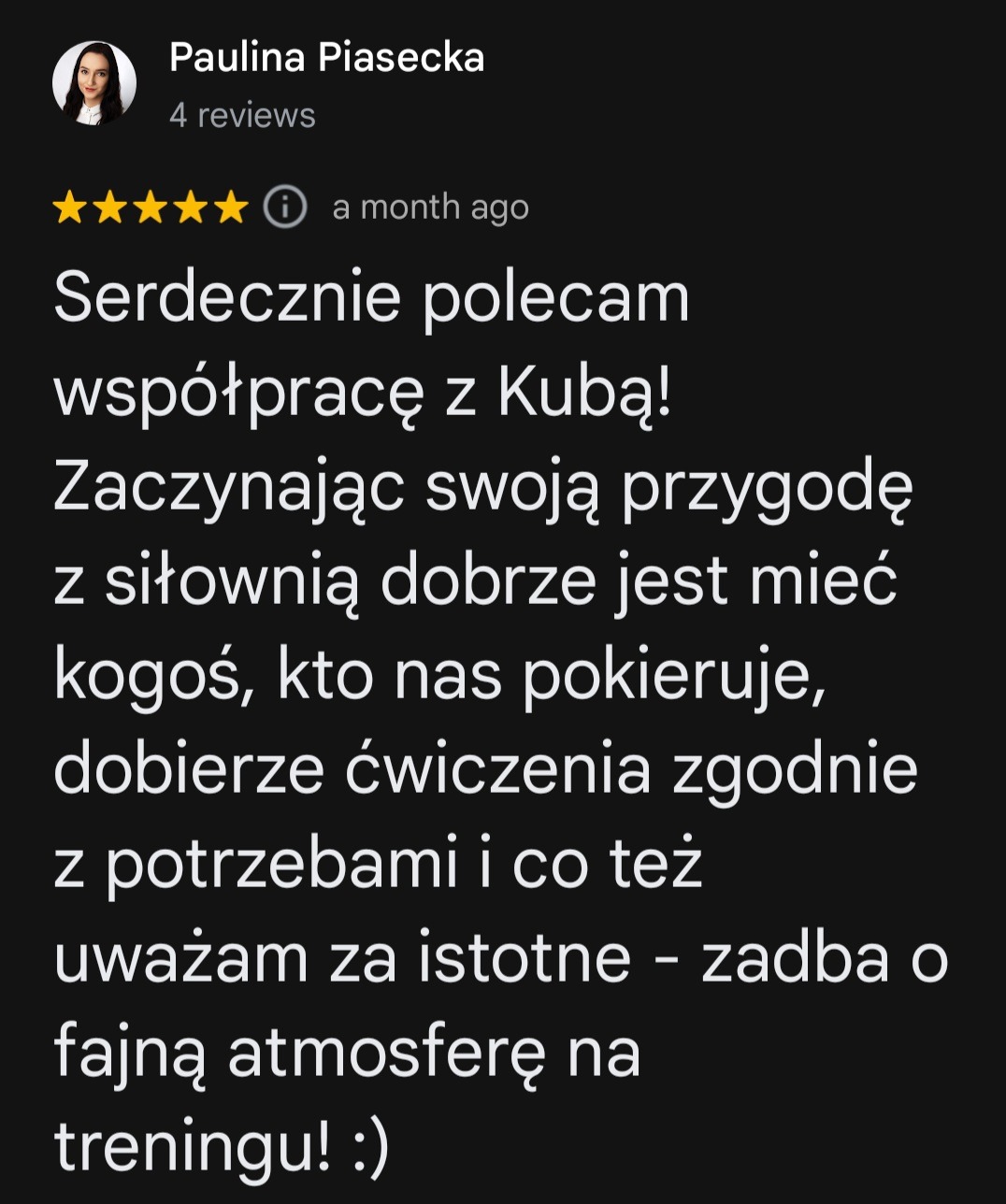 Opinia klientki Pauliny Piaseckiej z oceną 5 gwiazdek, polecająca współpracę z trenerem personalnym Kubą, podkreślająca dobór ćwiczeń i fajną atmosferę na treningu.