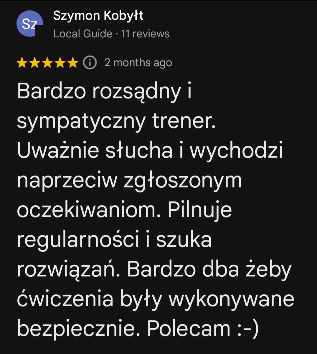 Zrzut ekranu recenzji online, ocena pięciogwiazdkowa, tekst rekomendujący rozsądnego i sympatycznego trenera, który dba o bezpieczeństwo ćwiczeń.