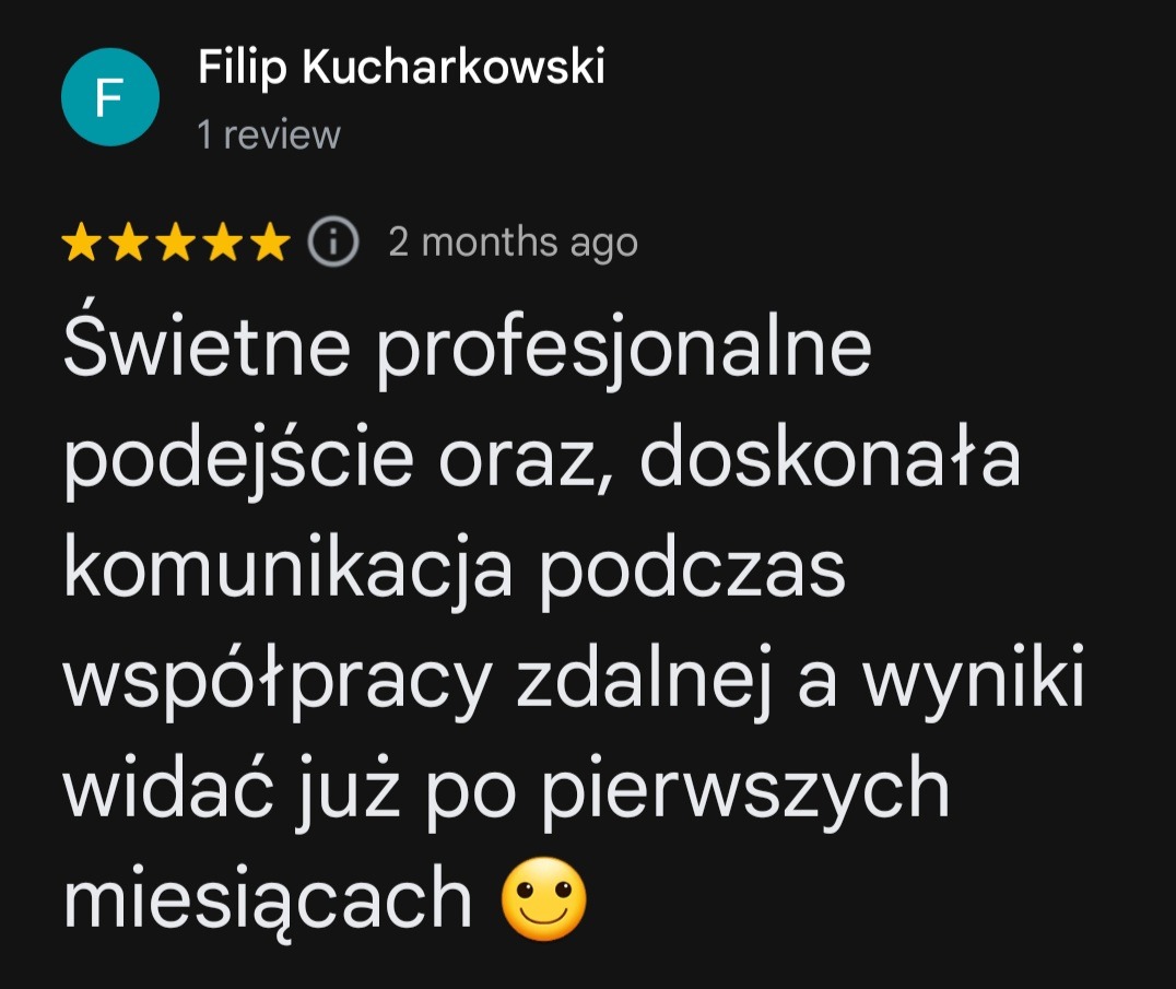 Zrzut ekranu pozytywnej opinii klienta o profesjonalnym podejściu i doskonałej komunikacji podczas współpracy zdalnej, z zaznaczeniem widocznych efektów już po pierwszych miesiącach.