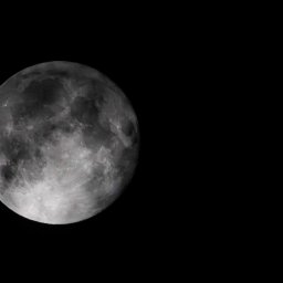 Kamil Nalepa Photo - Pełnia księżyca z widocznymi kraterami i nierównościami powierzchni, sfotografowana na tle czarnego nieba.