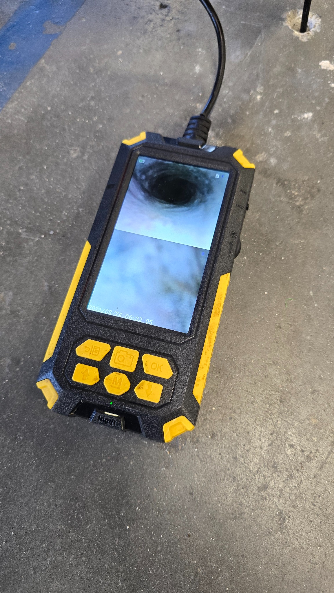 Podnoszenie posadzki iniekcją geopolimerową.