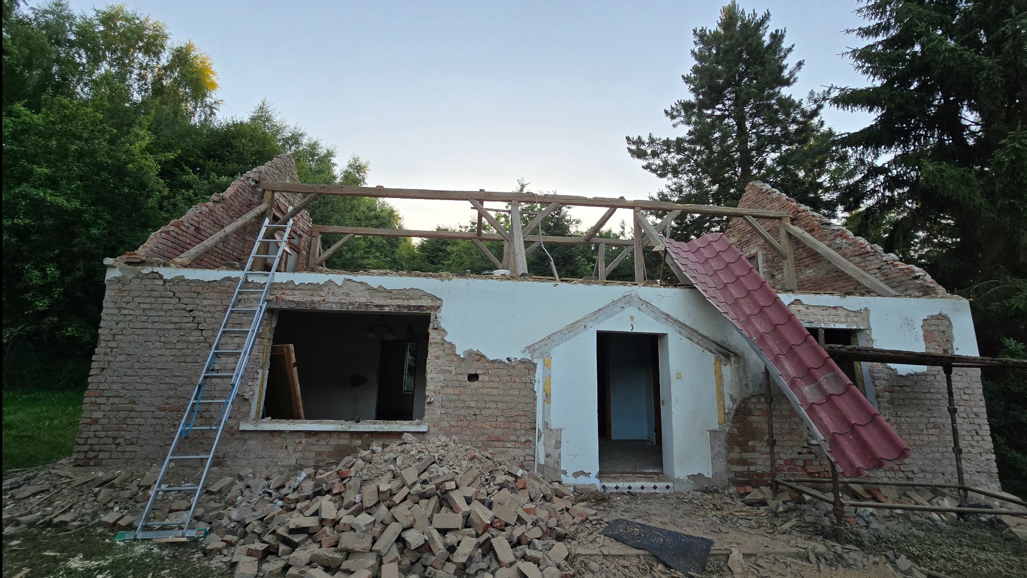 Przebudowa i wzmocnienie budynku mieszkalnego.