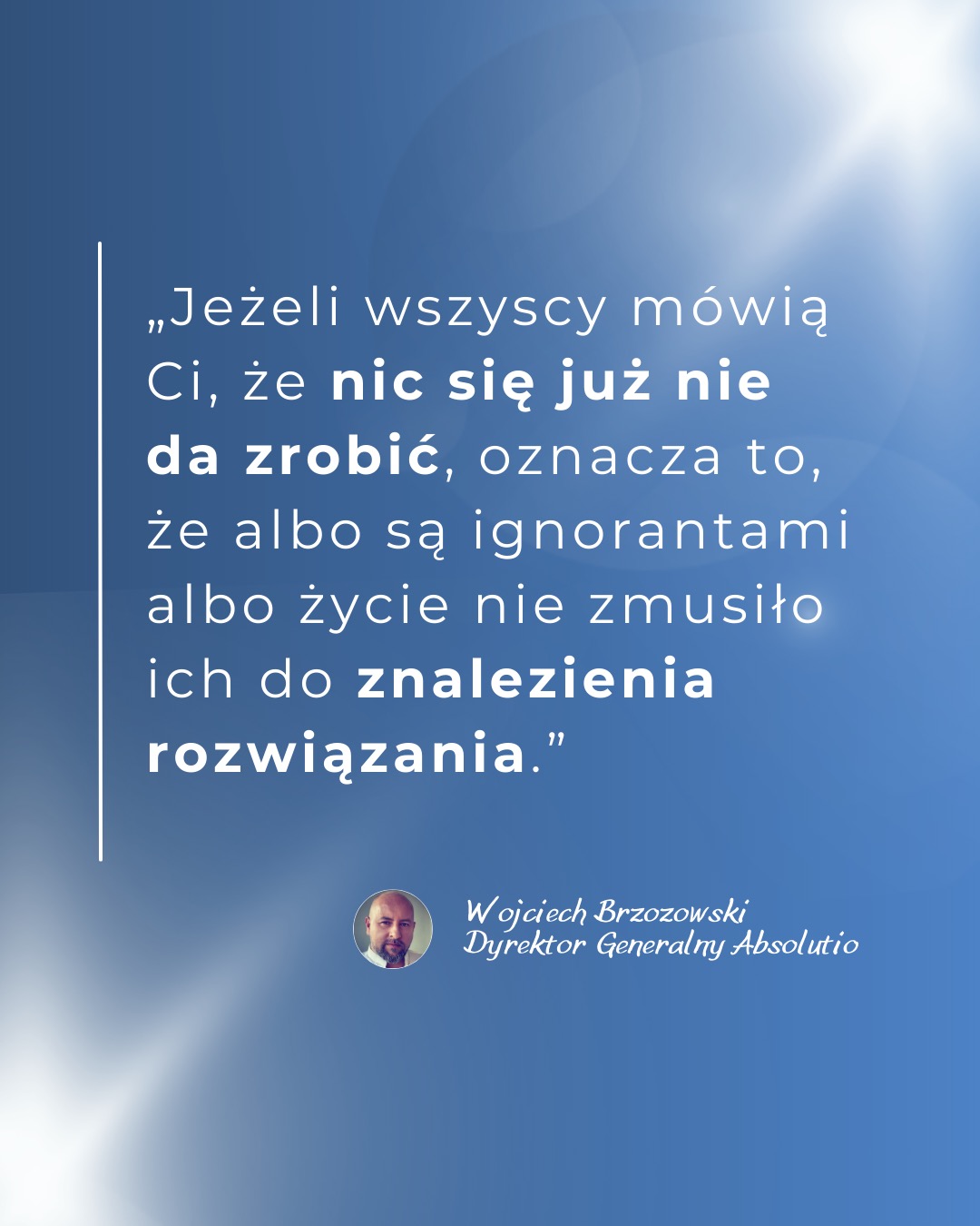 Niebieskie tło z białym tekstem cytatu o rozwiązywaniu problemów, podpisane imieniem i nazwiskiem Wojciech Brzozowski Dyrektor Generalny Absolutio oraz jego portretem.