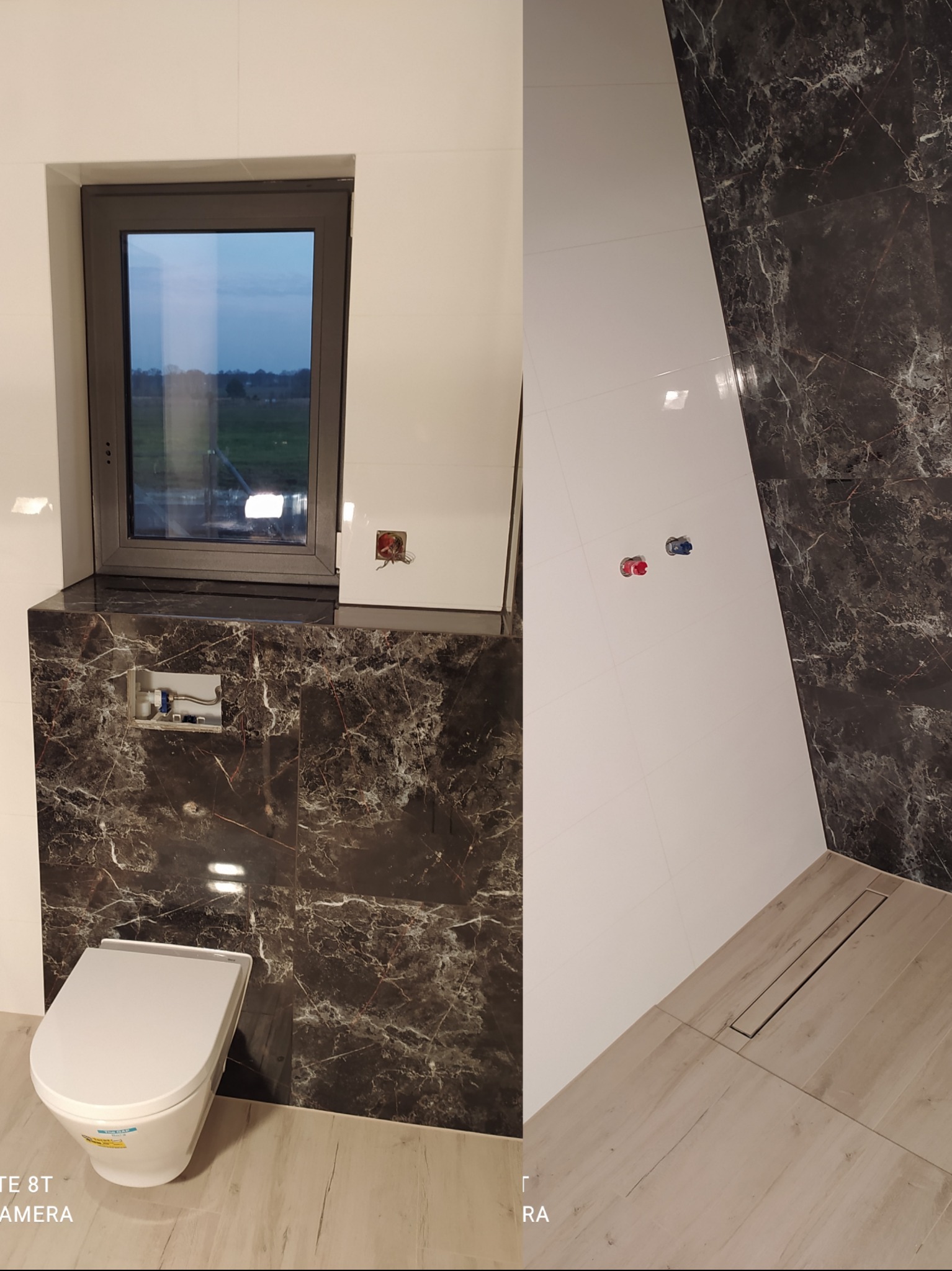 Nowoczesna łazienka z białymi i czarnymi marmurkowymi płytkami, podwieszana toaleta, okno z widokiem na zewnątrz i odpływ liniowy w podłodze.