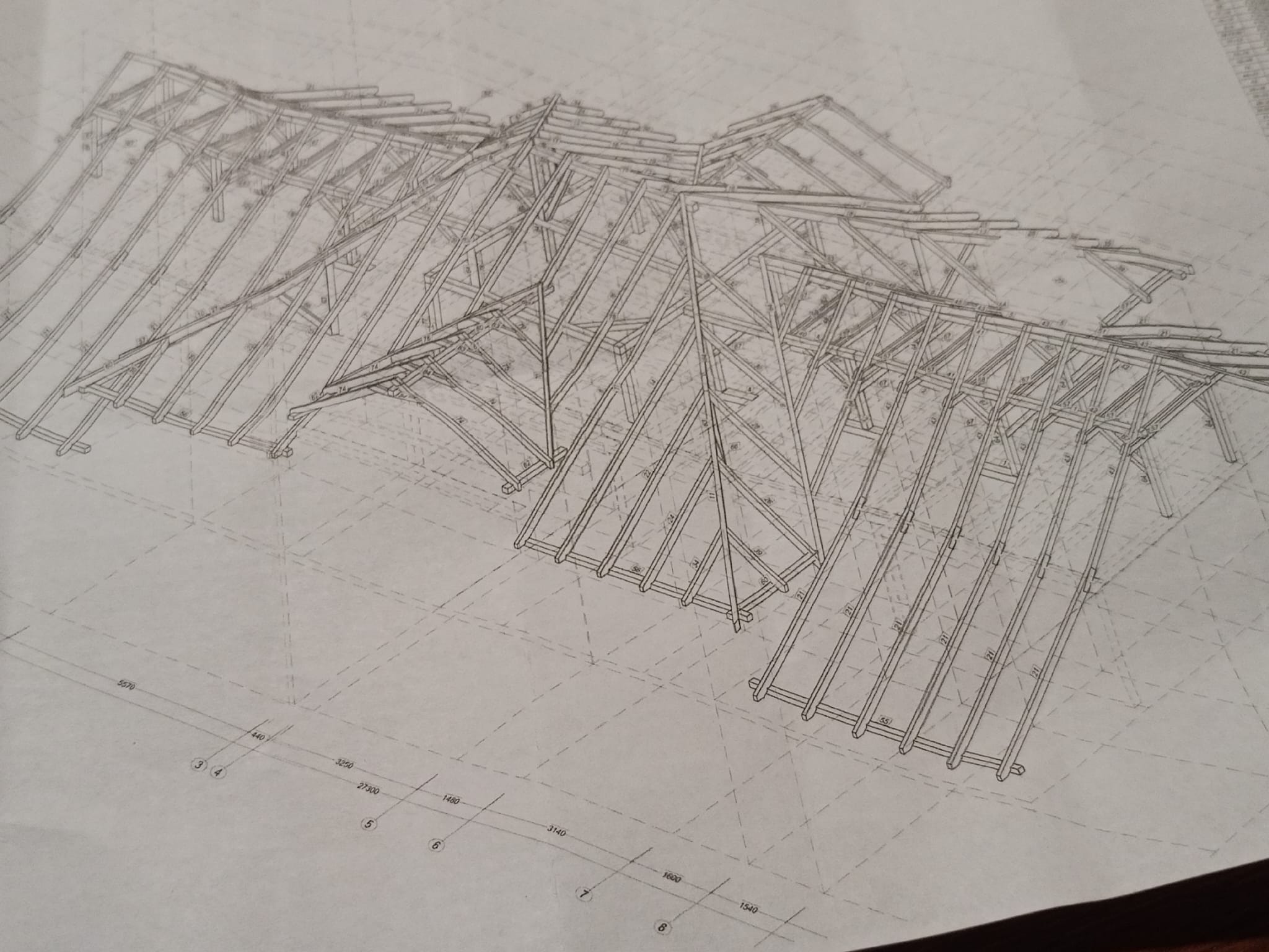 Techniczny rysunek architektoniczny z detalami konstrukcji drewnianej dachu, widoczne wymiary i oznaczenia na papierze.