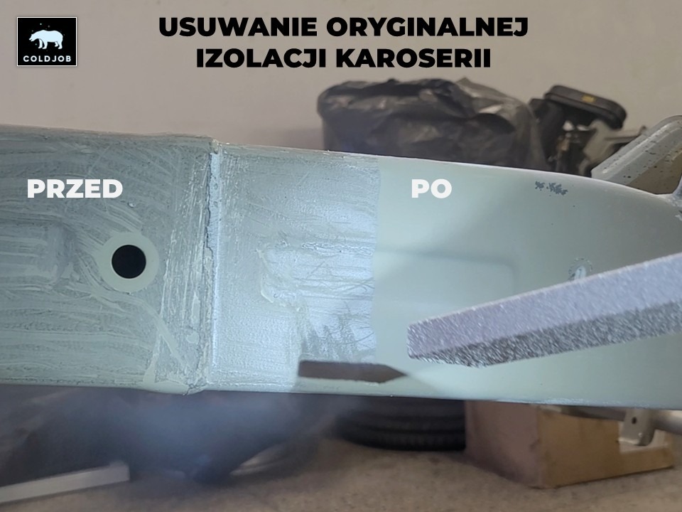 Usuwanie izolacji karoserii: fragment ramy pojazdu z widocznym obszarem 'przed' z resztkami starej izolacji i obszarem 'po' jej usunięciu, z narzędziem do czyszczenia w kadrze.