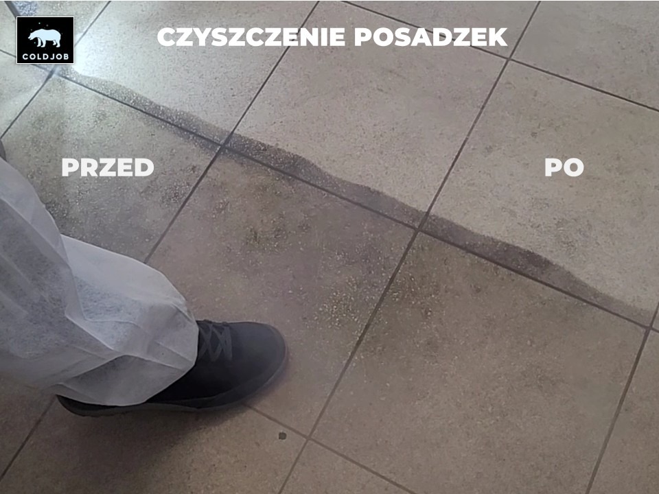 Porównanie stanu posadzki przed i po czyszczeniu, widoczne zabrudzenia po lewej stronie i czysta powierzchnia po prawej, osoba w kombinezonie ochronnym i ciemnych butach.