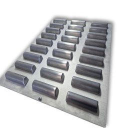 MKO Mariusz Ziętek - Forma do termoformowania z równomiernie rozmieszczonymi, metalowymi elementami o zaokrąglonych krawędziach, widoczna z perspektywy, z lekkim cieniowaniem.