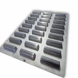 Forma do termoformowania z równomiernie rozmieszczonymi, metalowymi elementami o zaokrąglonych krawędziach, widoczna z perspektywy, z lekkim cieniowaniem.