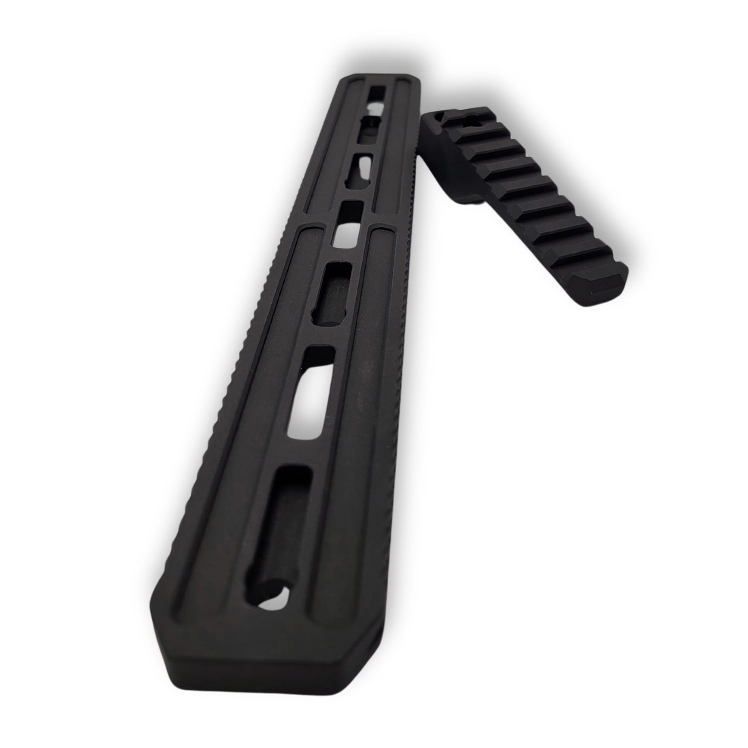 Dwa czarne, precyzyjnie wykonane elementy frezowane z metalu lub tworzywa sztucznego, prawdopodobnie szyny montażowe do broni długodystansowej, leżące na białym tle.