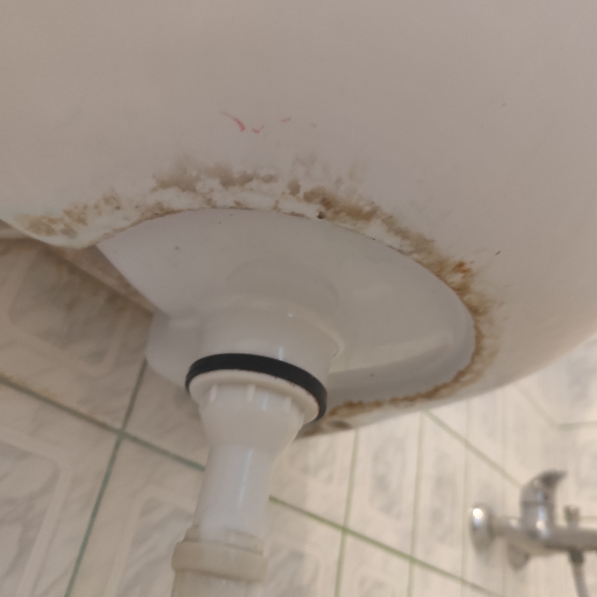 Zacieki i pleśń na umywalce w łazience w Suchym Lesie. Widoczne ślady brudu i wilgoci. Konieczne profesjonalne czyszczenie i dezynfekcja.