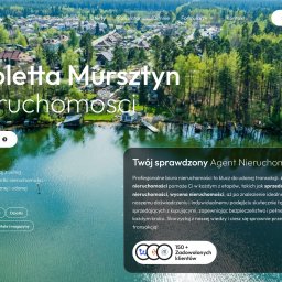 Webri - Profesjonalne Strony Internetowe - Strona internetowa biura nieruchomości z widokiem na jezioro i las. Logo firmy w lewym górnym rogu, hasło: 'Twój sprawdzony Agent Nieruchomości!'