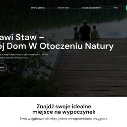 Webri - Profesjonalne Strony Internetowe - Strona internetowa z widokiem na jezioro i pomost, z tekstem 'Żurawi Staw – Twój Dom W Otoczeniu Natury'. Zachęta do rezerwacji i znalezienia idealnego miejsca na wypoczynek.