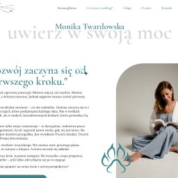 Webri - Profesjonalne Strony Internetowe - Strona internetowa z sylwetką kobiety czytającej książkę, hasłem 'uwierz w swoją moc' i menu nawigacyjnym w górnej części. Stonowana kolorystyka i minimalistyczny design.