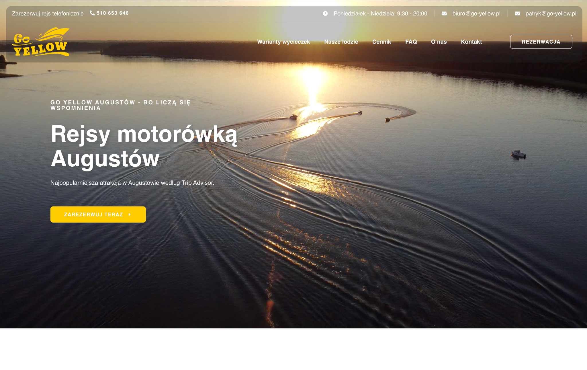 Strona internetowa firmy Go Yellow z ofertą rejsów motorówką po Augustowie. W tle widok z góry na jezioro z łodziami motorowymi i śladami ich rejsów.