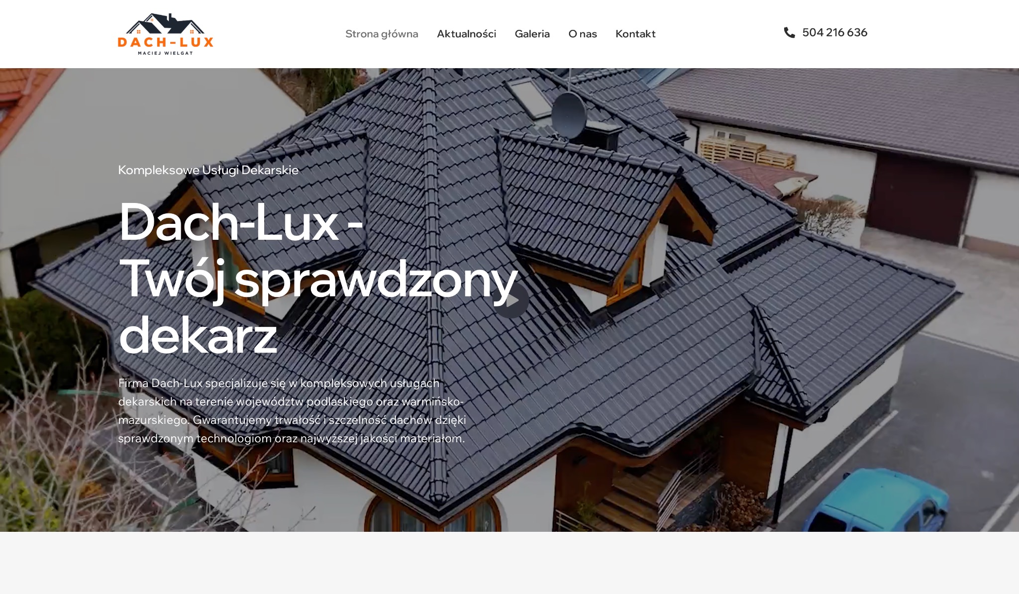 Elegancki, ciemny dach z lukarnami, widziany z góry. Prezentacja usług dekarskich, z logo firmy Dach-Lux. Na pierwszym planie fragment budynku i zaparkowany samochód.