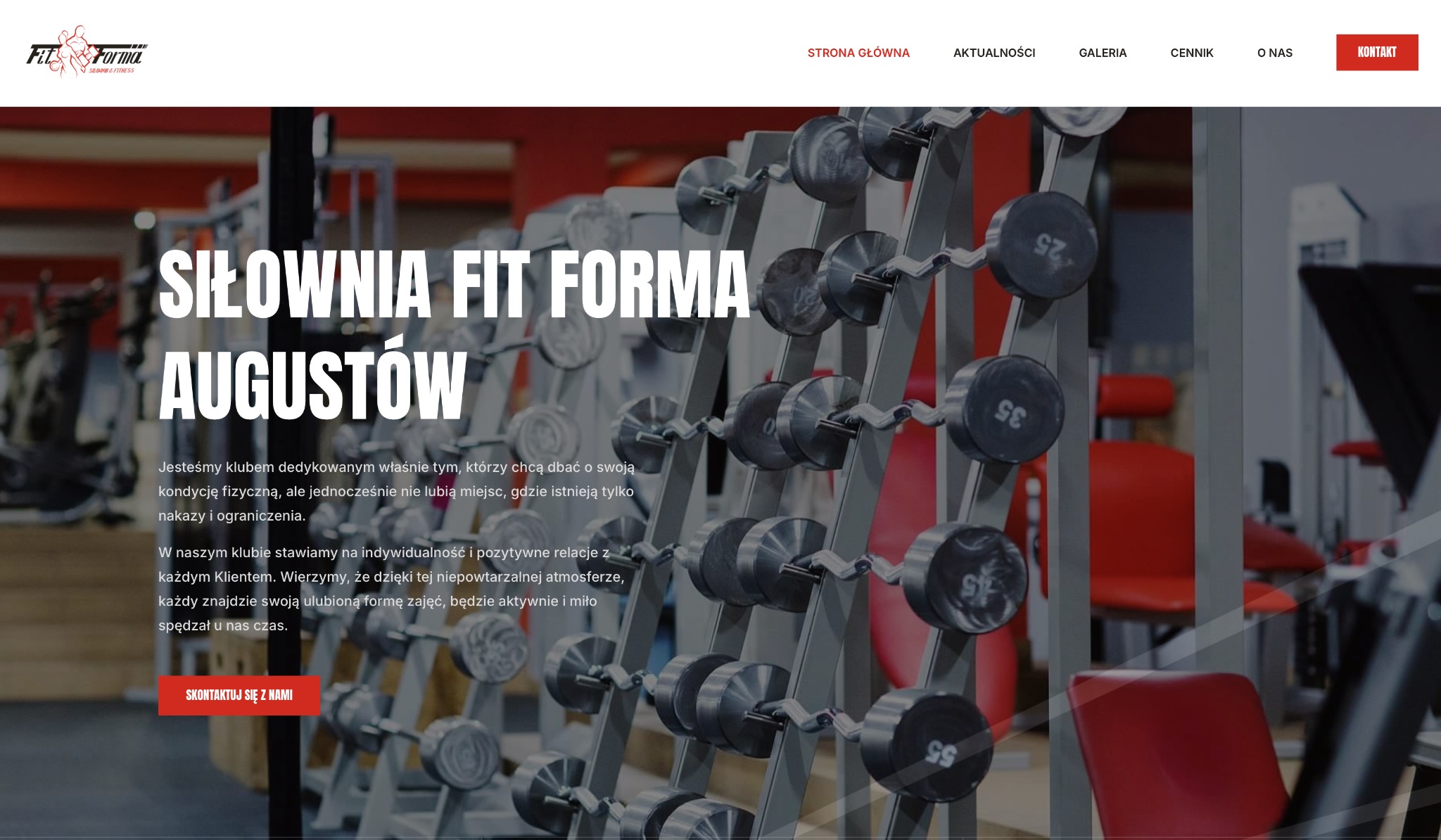 Strona internetowa siłowni Fit Forma z Augustowa. Widoczne logo, menu nawigacyjne i tło z regałami obciążonymi hantlami. Przejrzysty układ i stonowana kolorystyka.