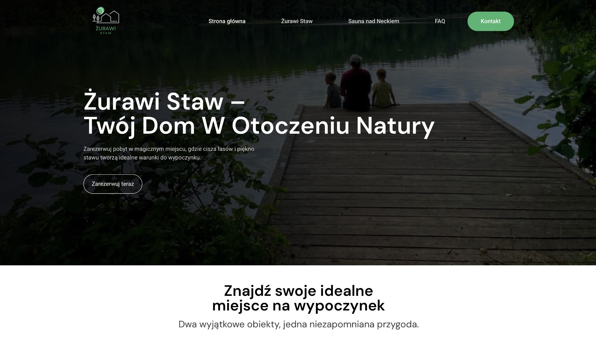 Strona internetowa z widokiem na jezioro i pomost, z tekstem 'Żurawi Staw – Twój Dom W Otoczeniu Natury'. Zachęta do rezerwacji i znalezienia idealnego miejsca na wypoczynek.