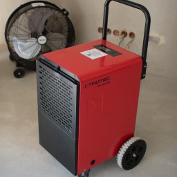 Wydajne osuszanie wnętrz – nowoczesny sprzęt gotowy do pracy.