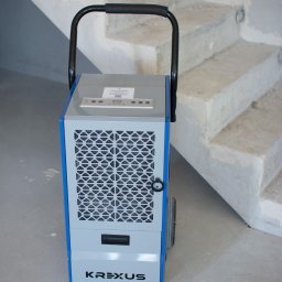 Nowoczesny osuszacz – szybkie przywracanie komfortu w pomieszczeniu.

