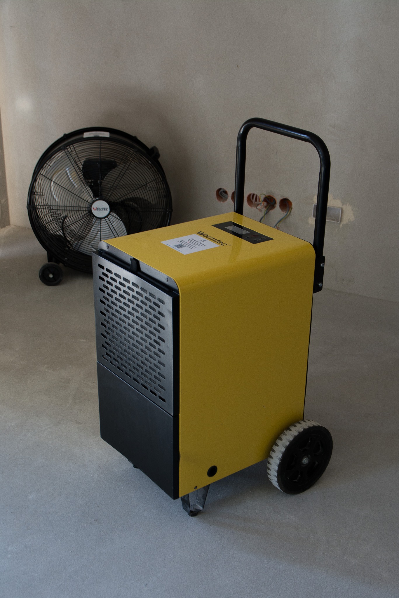 Osuszacz budowlany – skuteczna redukcja wilgoci po tynkach i zalaniach.