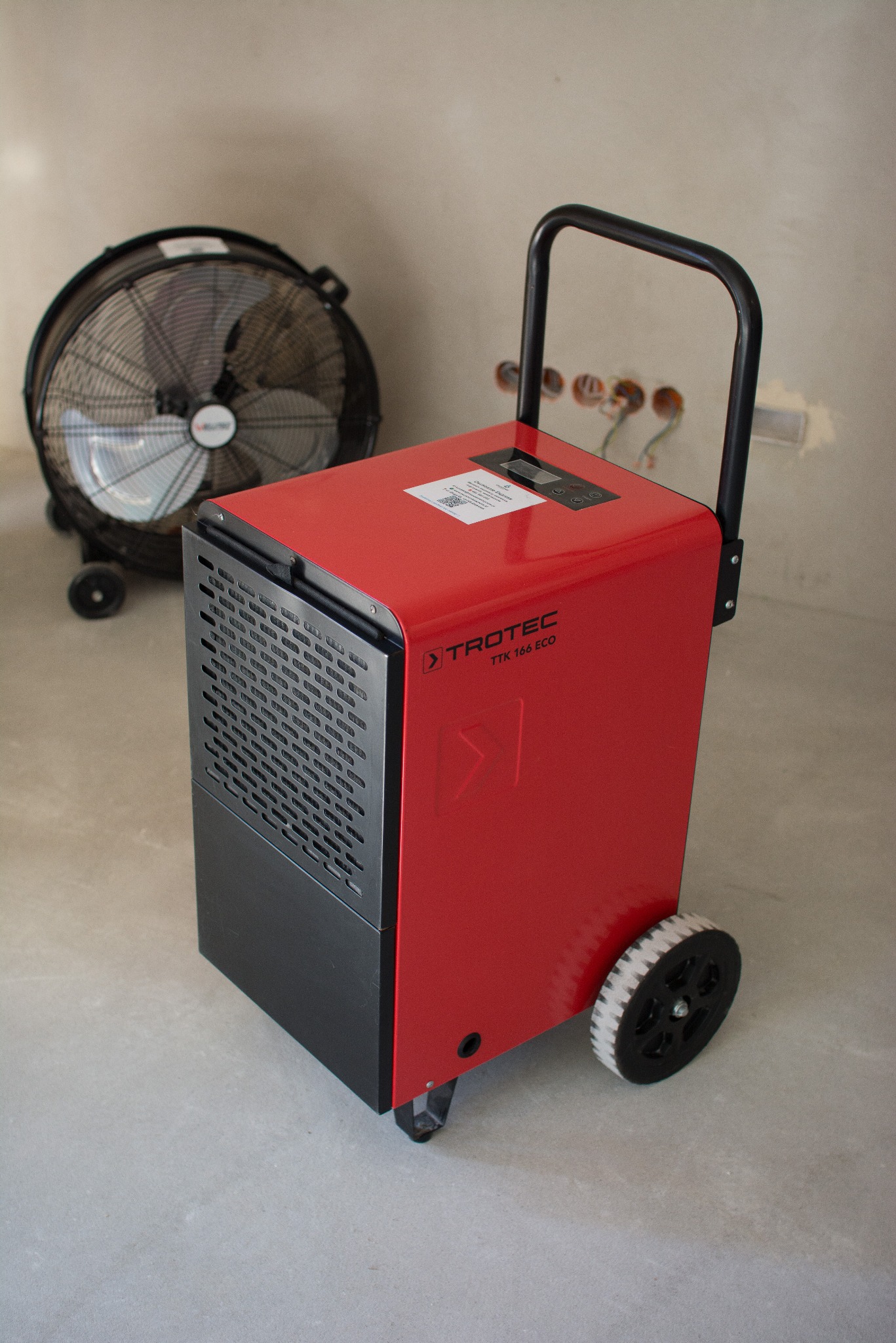 Wydajne osuszanie wnętrz – nowoczesny sprzęt gotowy do pracy.