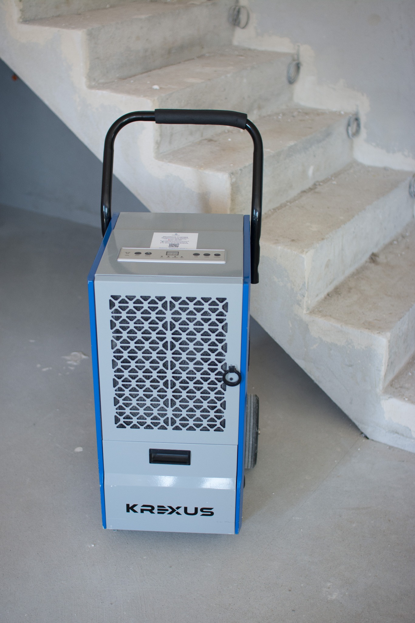 Nowoczesny osuszacz – szybkie przywracanie komfortu w pomieszczeniu.