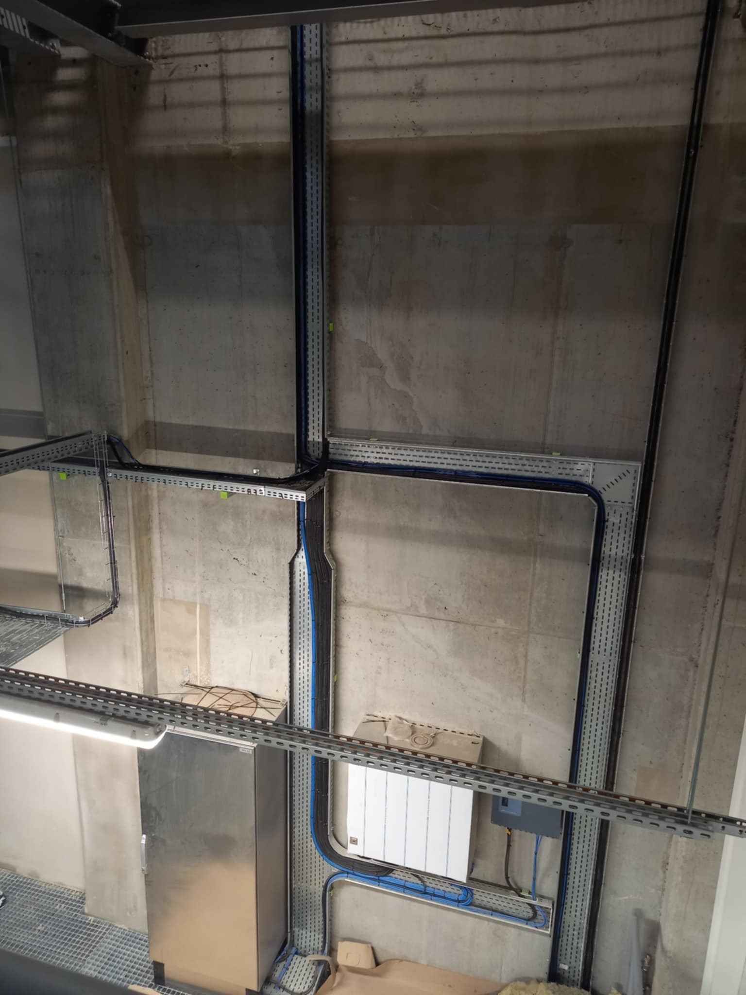 Wykonanie tras kablowych dla klienta w branży przemysłowej.