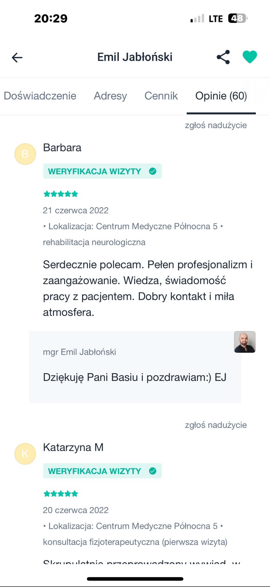 Ekran telefonu z recenzjami usług Emila Jabłońskiego, w tym pozytywna opinia o rehabilitacji neurologicznej i konsultacji fizjoterapeutycznej.