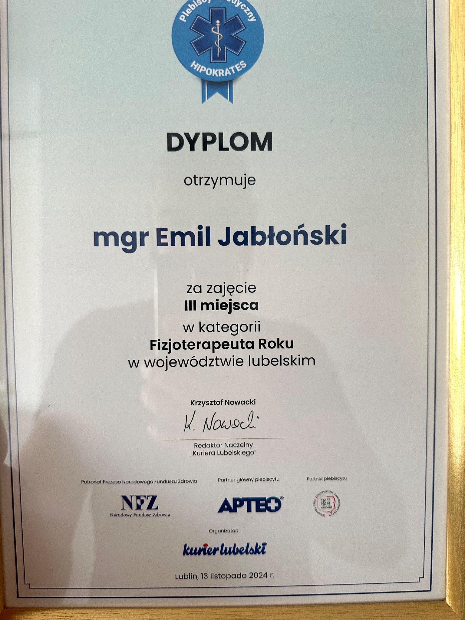 Dyplom dla mgr. Emila Jabłońskiego za III miejsce w kategorii Fizjoterapeuta Roku w województwie lubelskim, plebiscyt Hipokrates, 2024.