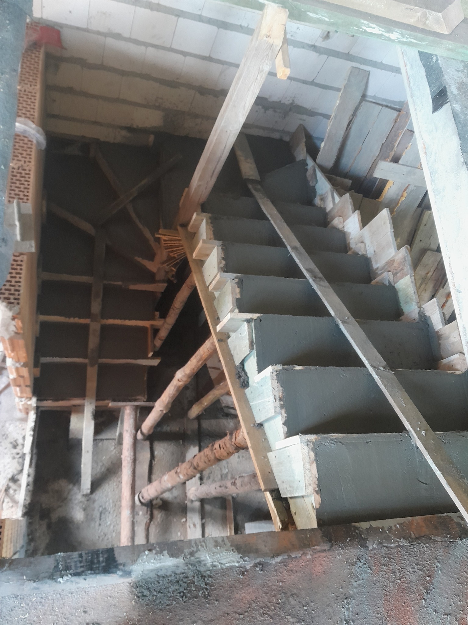 Szalowanie zbrojenie i zalewanie schodów żelbetowych .