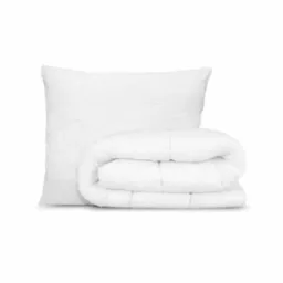 Biała, pikowana poduszka oraz złożona kołdra, prezentowane na białym tle.