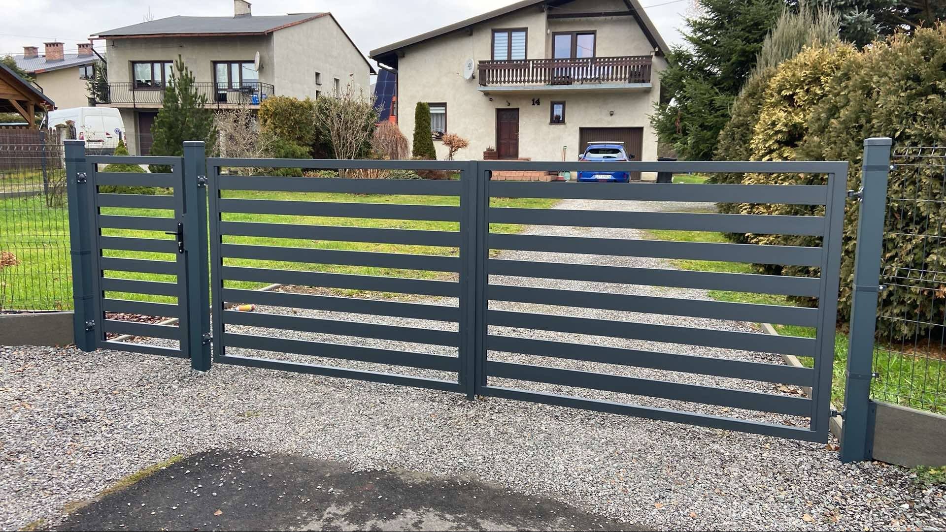 Nowoczesna, pozioma brama wjazdowa z metalowych profili w kolorze grafitowym, zamontowana na posesji z domem i podjazdem wysypanym żwirem.