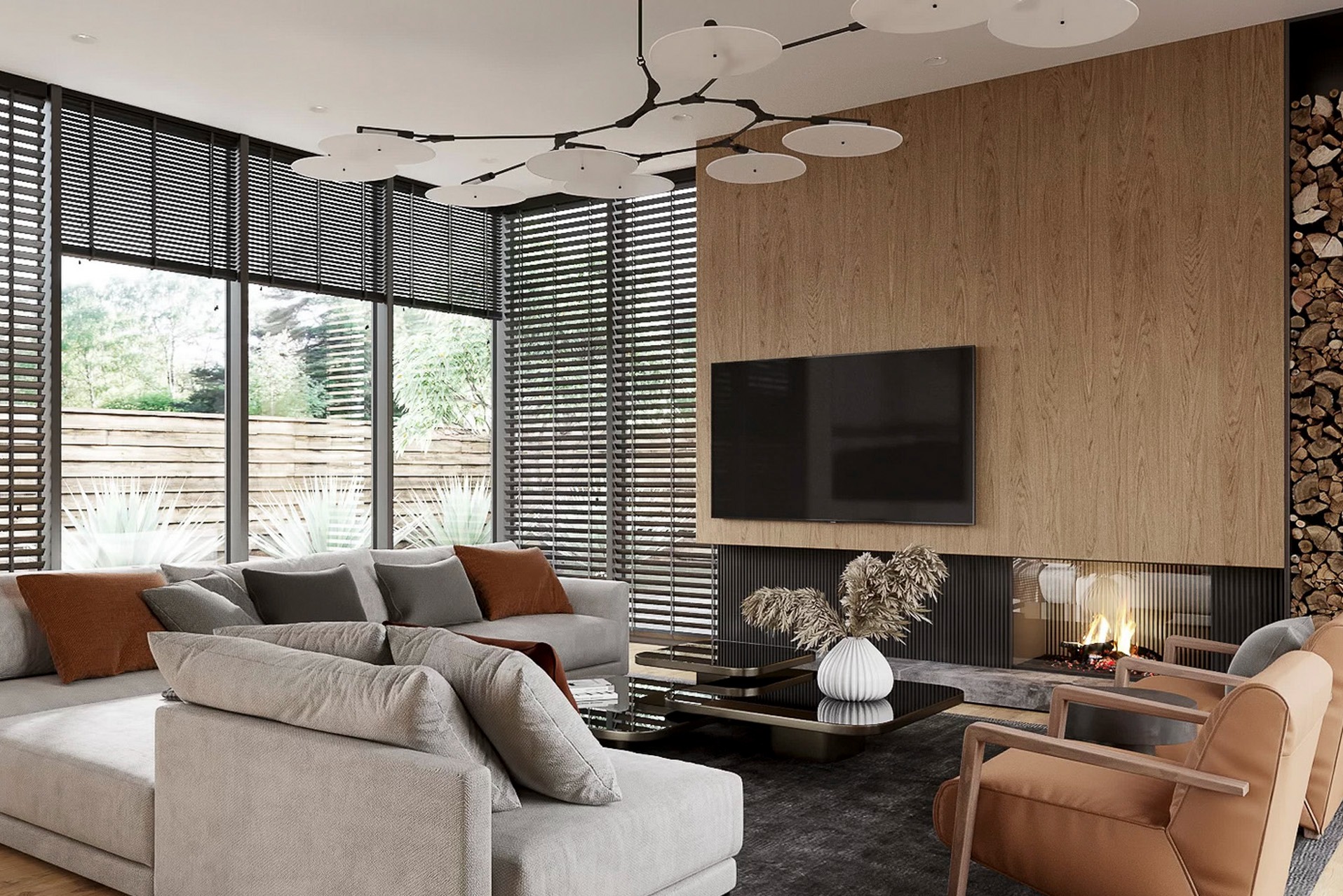 Nowoczesny salon z dużym oknem, drewnianą ścianą i kominkiem. Szary narożnik z poduszkami, designerski stolik kawowy i lampa sufitowa. Przytulne wnętrze.