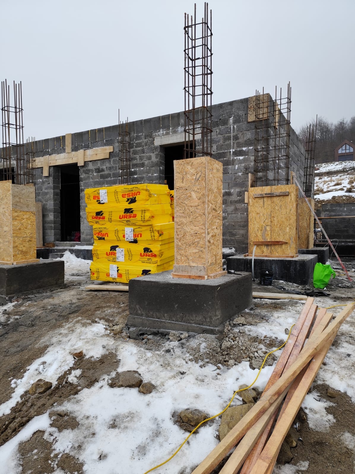 Budowa domu w Ruszowicach: bloczki betonowe, zbrojenie, szalunki na fundamentach i izolacja URSA XPS. Etap wznoszenia ścian.