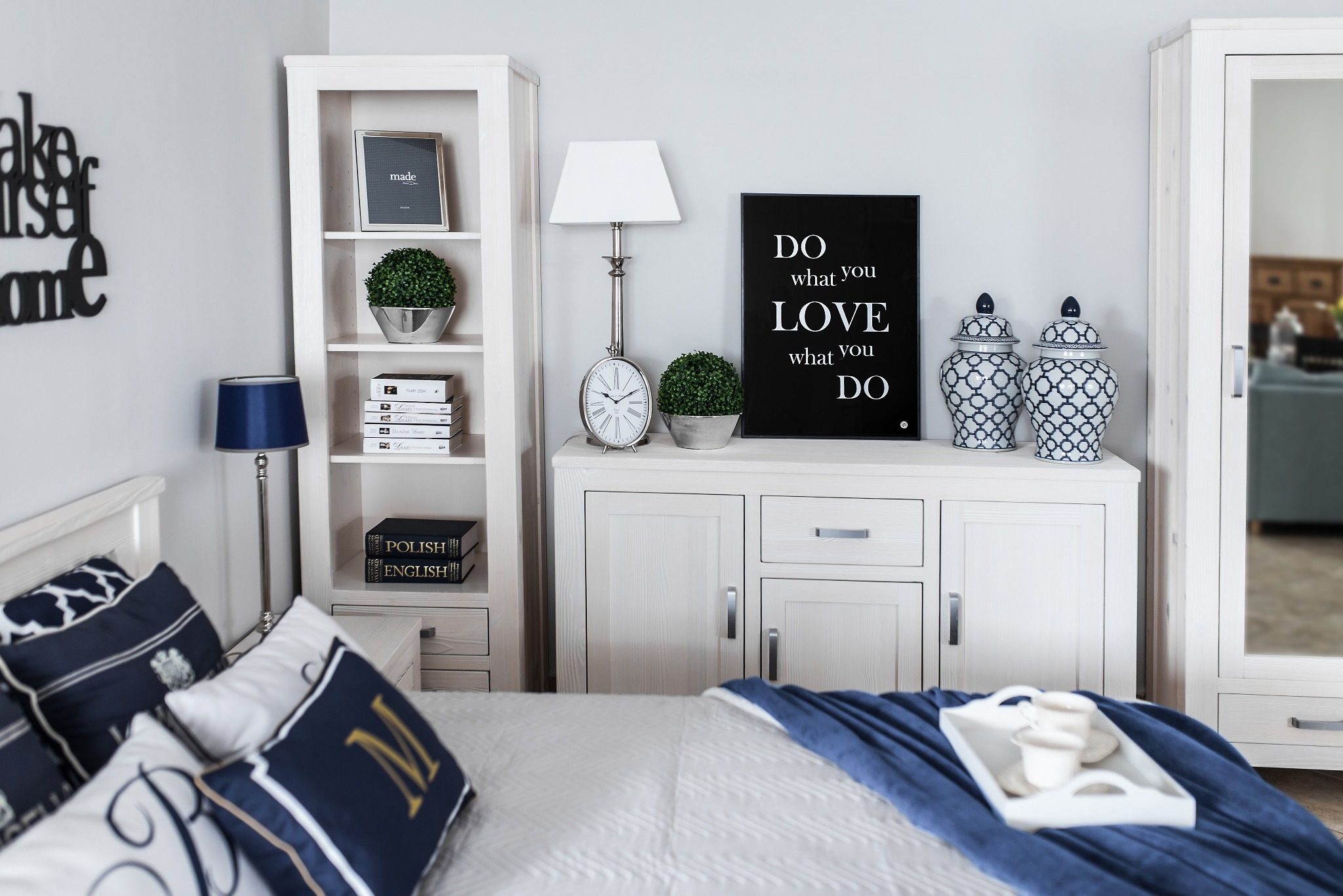 Białe meble drewniane.