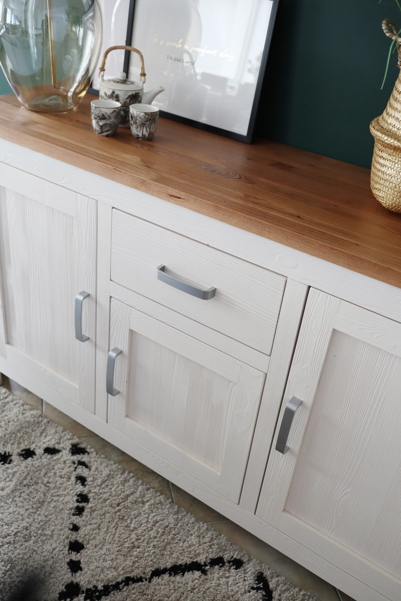 Białe meble drewniane z blatem w naturalnym kolorze.