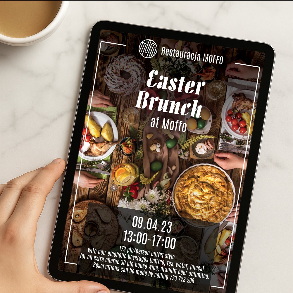 Reklama brunchu wielkanocnego 'Restauracja MOFFO' wyświetlana na tablecie trzymanym w dłoni. Grafika z jedzeniem na drewnianym stole, datą i godziną wydarzenia.