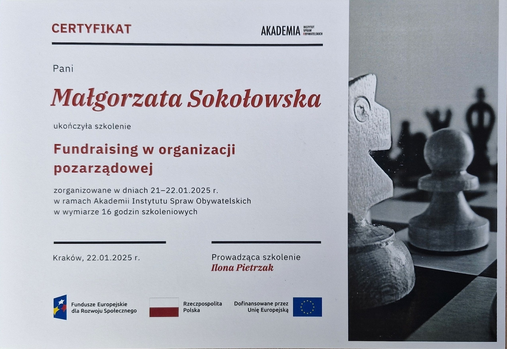 Certyfikat ukończenia szkolenia z fundraisingu dla organizacji pozarządowych, wydany przez Akademię Instytutu Spraw Obywatelskich, z motywem szachowym.